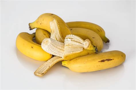 Is it OK to eat 2 bananas?