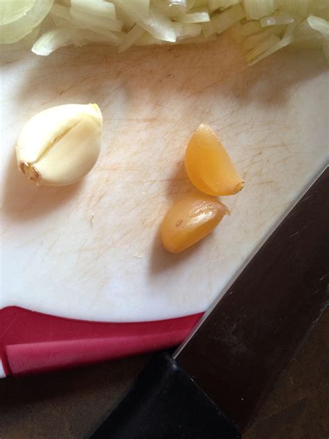 Is it OK to eat yellow garlic?