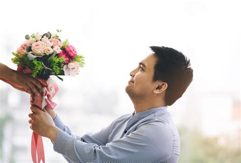 Is it OK to give flowers to a man?