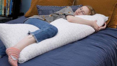 Is it OK to hug a pillow while sleeping?