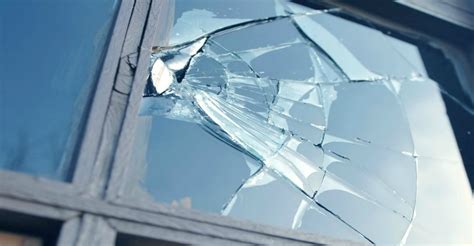 Is it OK to keep cracked glass at home?