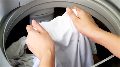 Is it OK to leave clothes in washer for an hour?