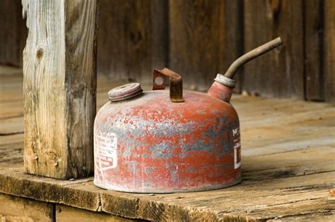 Is it OK to mix old gas with new gas?