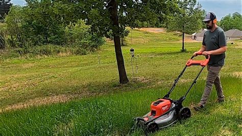 Is it OK to mow wet grass with a battery mower?