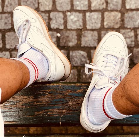 Is it OK to not wear socks with sneakers?