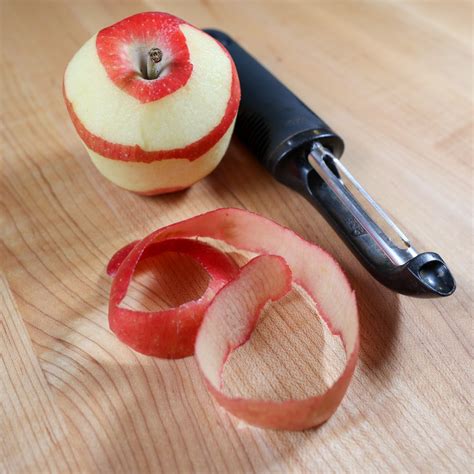 Is it OK to peel apple skin?