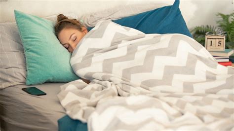 Is it OK to sleep without blanket in summer?
