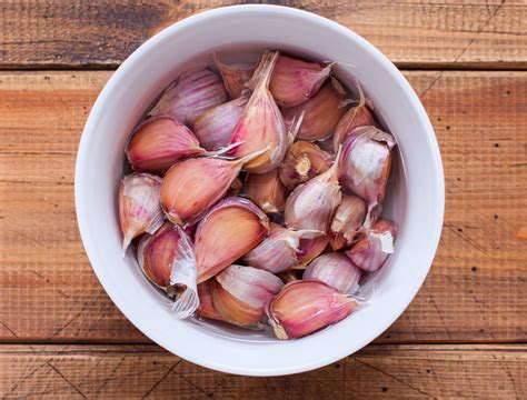 Is it OK to soak garlic in vinegar?