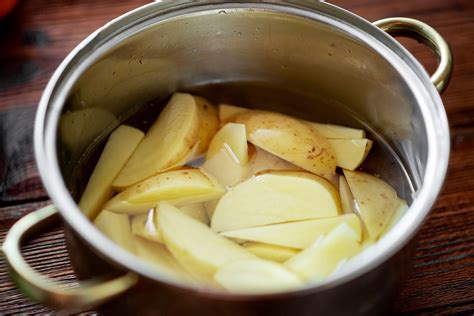 Is it OK to soak potatoes in water overnight?