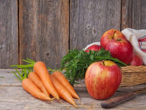 Is it OK to store apples and carrots together?