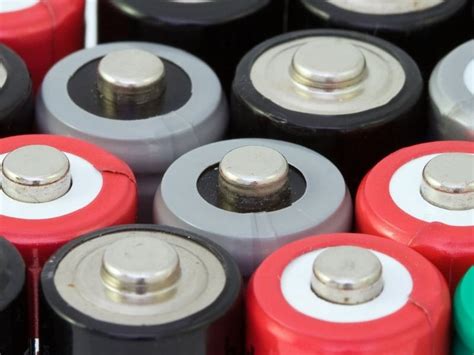Is it OK to store batteries together?
