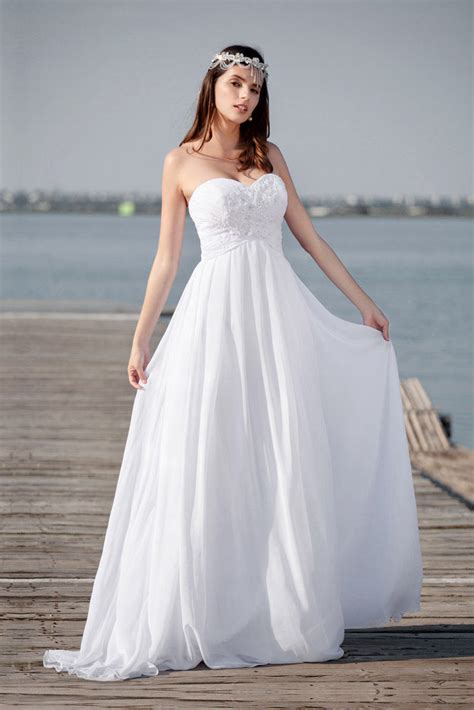 Is it OK to wear a sleeveless dress to a wedding?