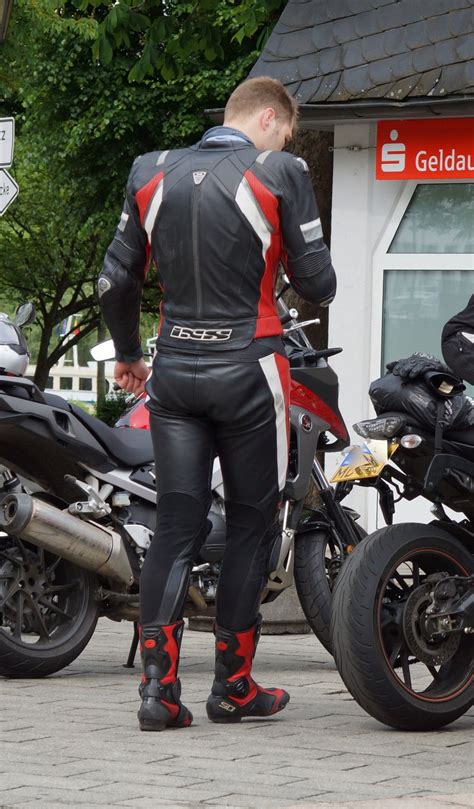 Is it OK to wear shorts on motorcycle?