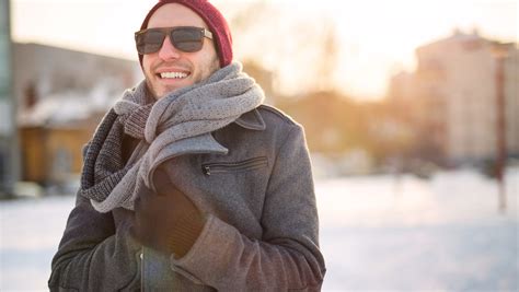 Is it OK to wear sunglasses in the winter?
