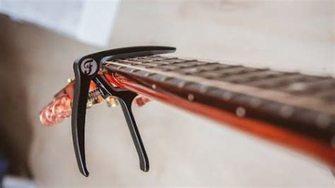 Is it bad to leave capo on guitar strings?