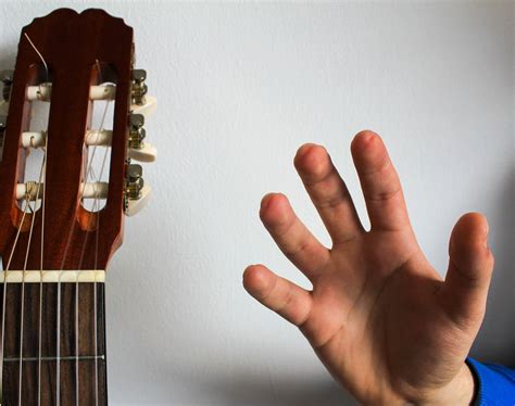 Is it bad to look at your hands while playing guitar?