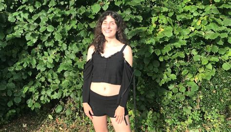 Is it bad to wear black in the sun?