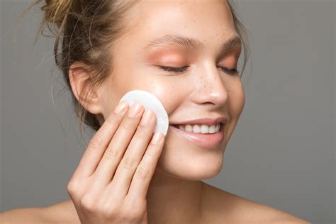 Is it better to apply toner with hands or cotton?