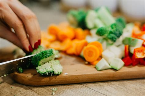 Is it better to eat vegetables raw or steamed?