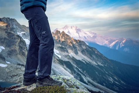Is it better to hike in pants?