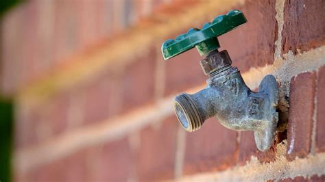 Is it better to leave outside spigot open or closed?
