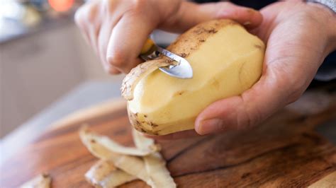 Is it better to peel potatoes for fries?