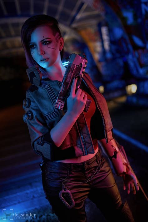 Is it better to play as female V in cyberpunk?