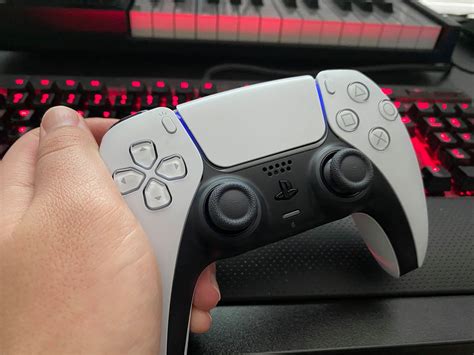 Is it better to play with PS5 controller plugged in?