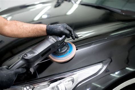 Is it better to polish a car by hand?