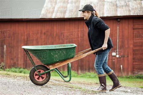 Is it better to push or pull a wheelbarrow?