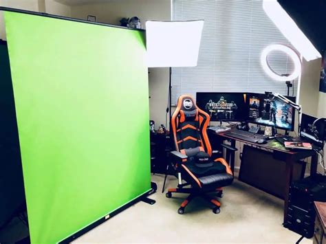 Is it better to stream with a green screen?