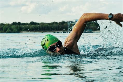 Is it better to swim with or without glasses?