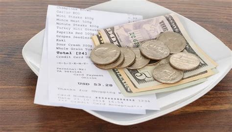 Is it better to tip in cash at restaurants?