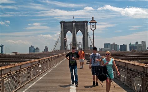 Is it better to walk over Brooklyn or Manhattan Bridge?