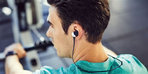 Is it better to workout with earbuds or headphones?