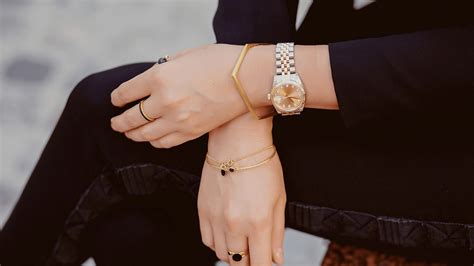 Is it fashionable to wear bracelets on both wrists?