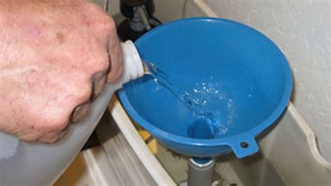 Is it good to put vinegar in your toilet tank?