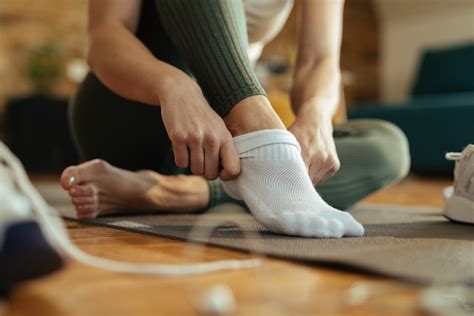 Is it healthier to wear socks or not?