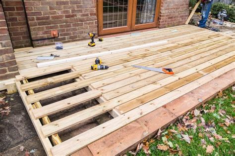 Is it okay to build a deck with wet wood?