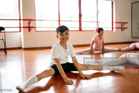 Is it possible for a boy to do the splits?