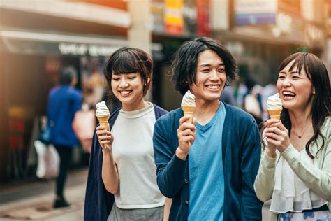Is it rude to eat ice cream while walking in Japan?