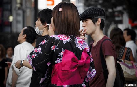 Is it rude to walk and smoke in Japan?