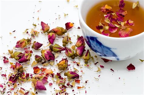 Is it safe to drink rose petals?