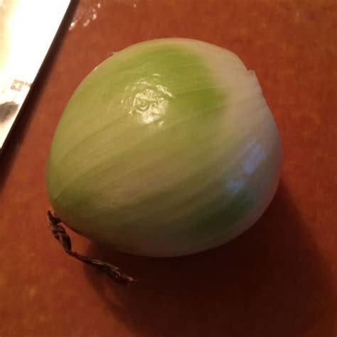 Is it safe to eat onions that have turned green?