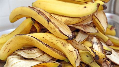 Is it safe to eat the skin of a banana?