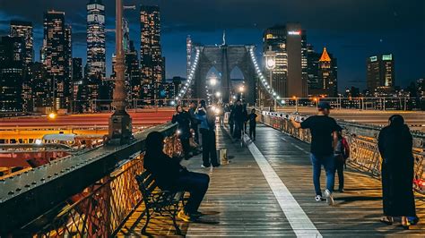 Is it safe to walk Brooklyn Bridge at night?