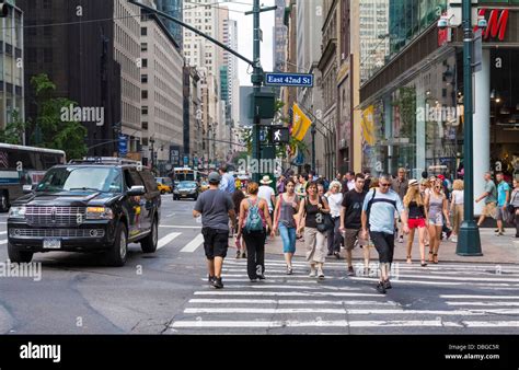 Is it safe to walk in New York during the day?