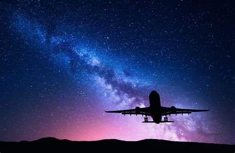 Is it safer to fly in a plane at night or day?