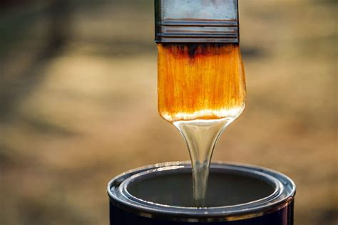 Is oil the same as varnish?