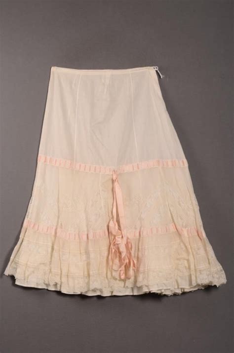 Is petticoat and underskirt the same thing?